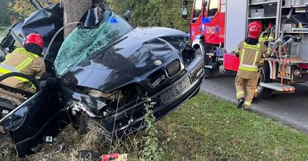 BMW owinęło się wokół drzewa. Za kierownicą 23-latek. Zginął na miejscu