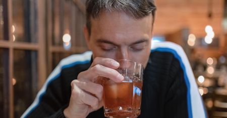 Naukowcy odkryli źródło alkoholizmu. Zaczyna się w dzieciństwie i przyczynia się też do demencji