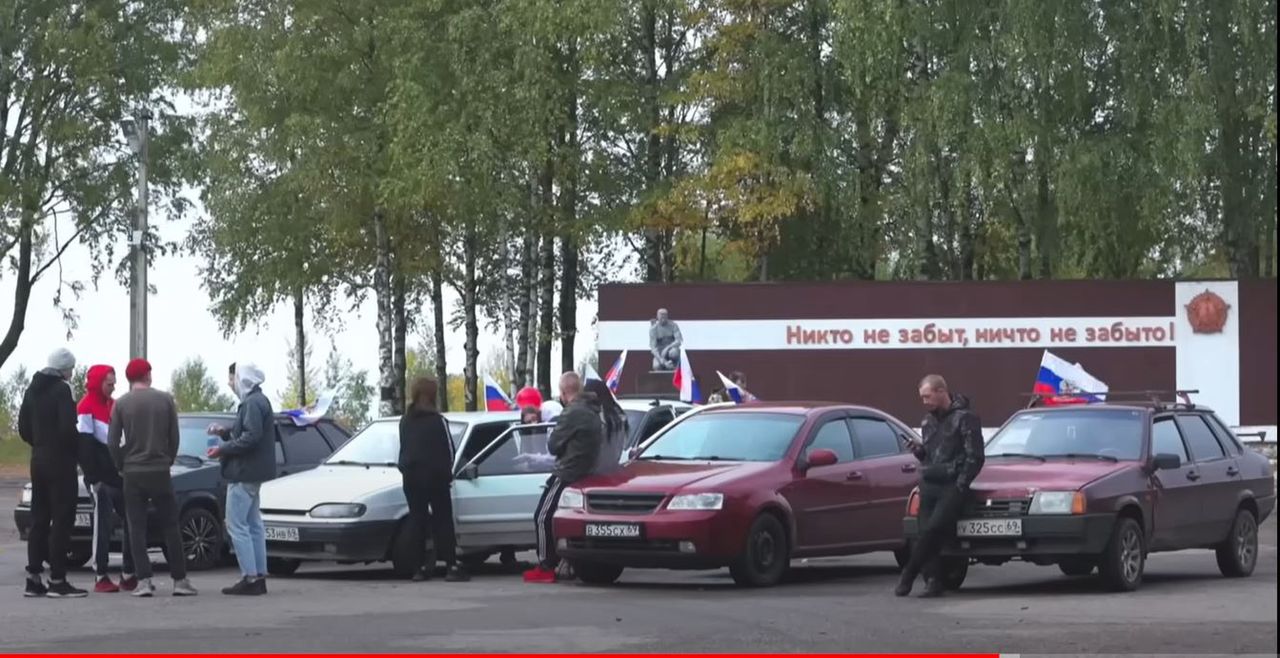 Lokalna młodzież zaraz wyruszy na demonstrację poparcia dla armii i Putina