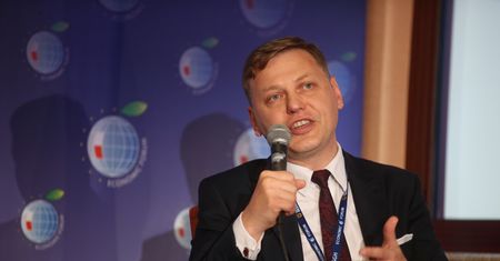 "Za mało czyta". Cięta riposta na słowa ministra