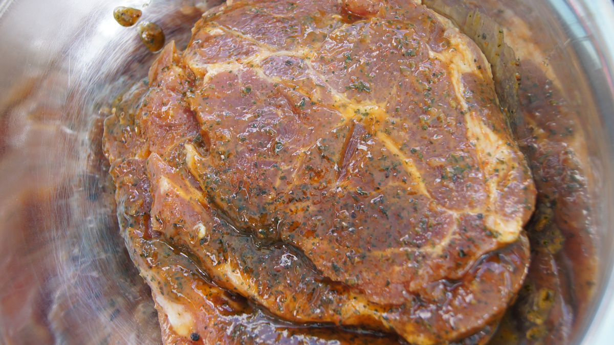 Karkówka z piekarnika jest świetną alternatywą dla grillowanej