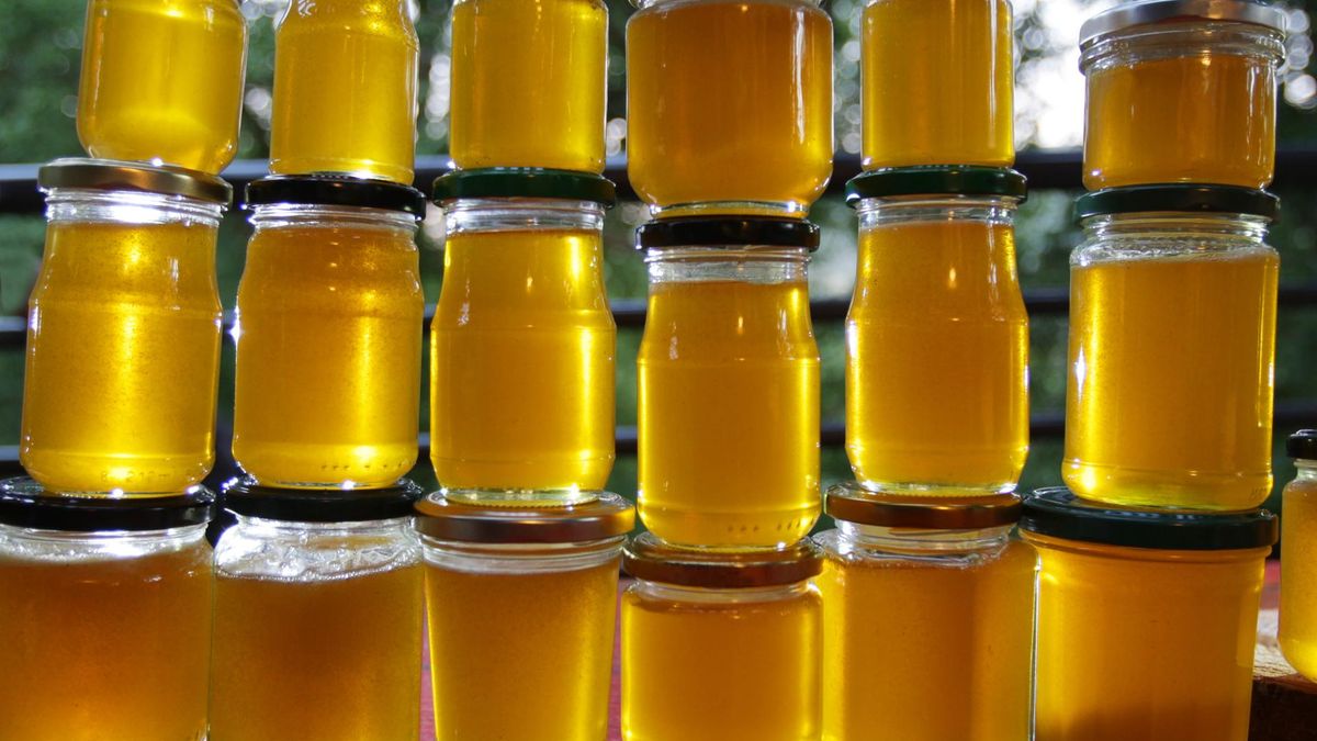 Sieć Auchan wycofuje miód. "Z uwagi na niezgodność badań fizykochemicznych"