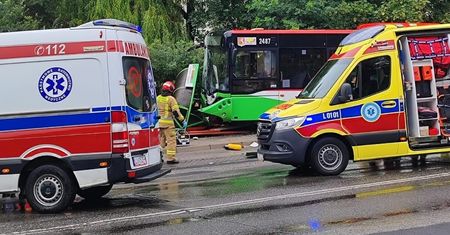 Autobus wjechał w przystanek w Lublinie. Pięć osób poszkodowanych, lądował śmigłowiec LPR [ZDJĘCIA]