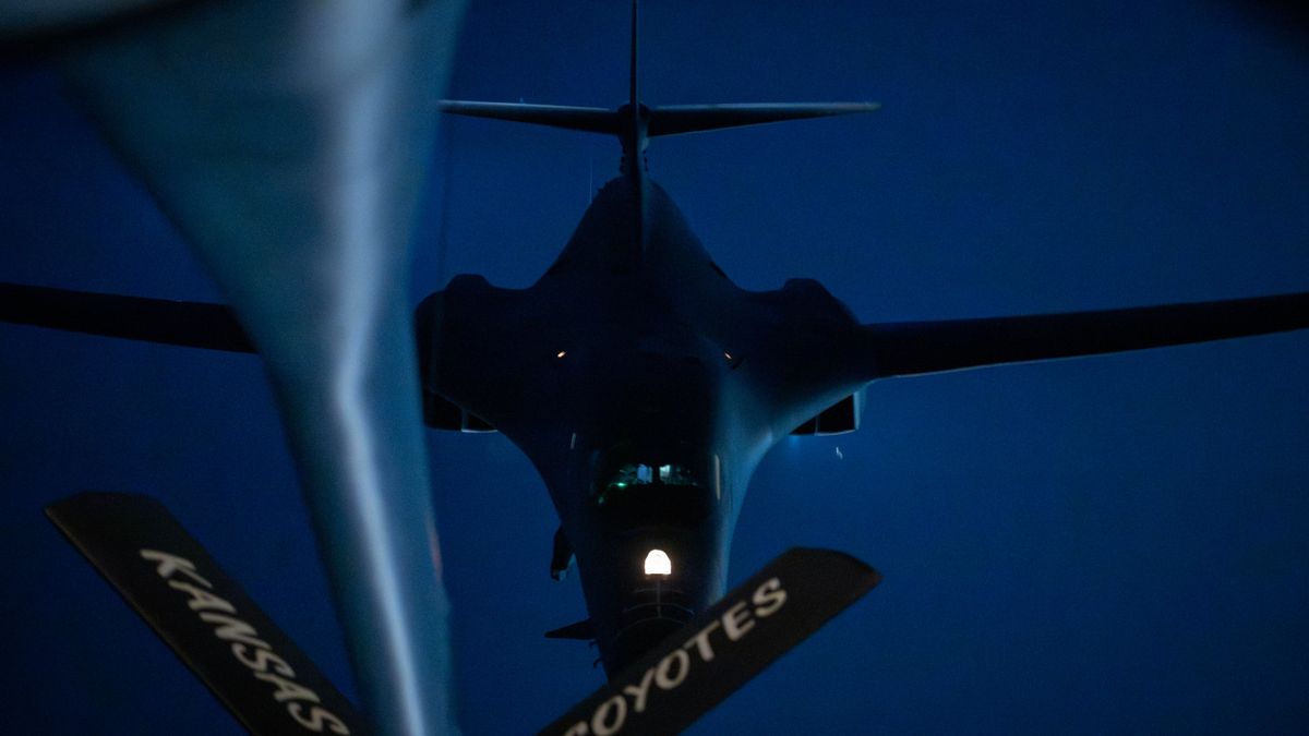 Bombowiec strategiczny B-1B Lancer podczas tankowania w locie