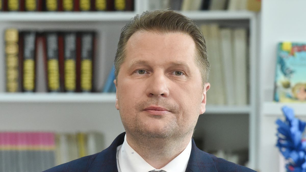 Gdansk 05.05.2022 r. Spotkanie ministra edukacji i nauki Przemyslawa Czarnka z polskimi i ukrainskimi uczniami w szkole podstawowej nr 57 im. Gen. Wladyslawa Andersa, w ktorej uczy sie 70 uchodzcow z Ukrainy. N/z Przemyslaw Czarnek, Minister Edukacji i Nauki.