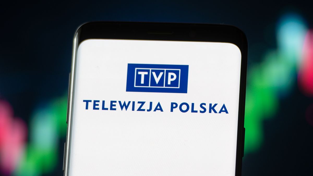 POLAND - 2020/11/04: In this photo illustration a TVP Telewizja Polska Polish Public Television logo seen displayed on a smartphone. (Photo Illustration by Mateusz Slodkowski/SOPA Images/LightRocket via Getty Images)