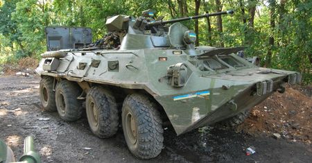 Rosjanie znowu sięgają po złom. Umacniają nim transportery opancerzone BTR-82