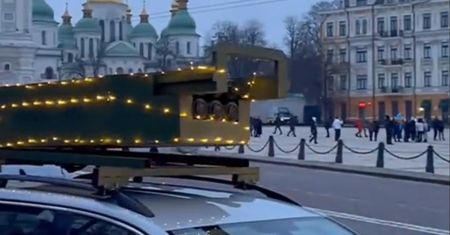 HIMARS-y w świątecznej odsłonie. Zaskakujące nagranie z Kijowa