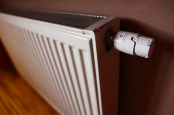 Powiesili w bloku kartkę o bonie ciepłowniczym. Mieszkańcy krytykują
