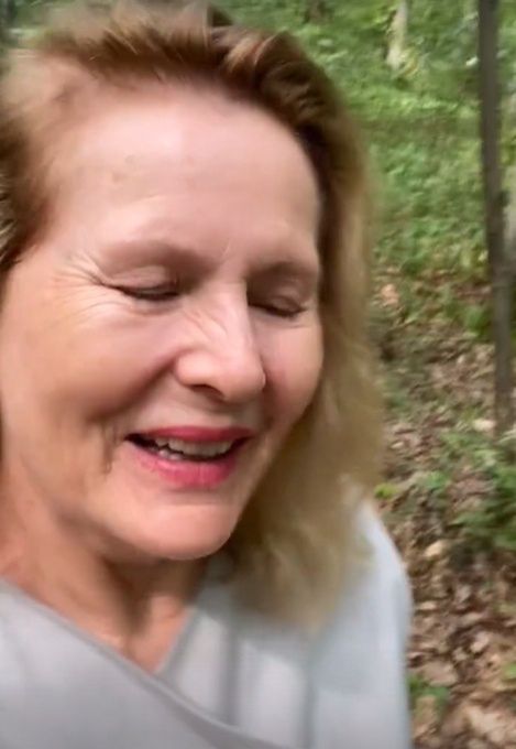 Naturalna Grażyna Szapołowska na spacerze