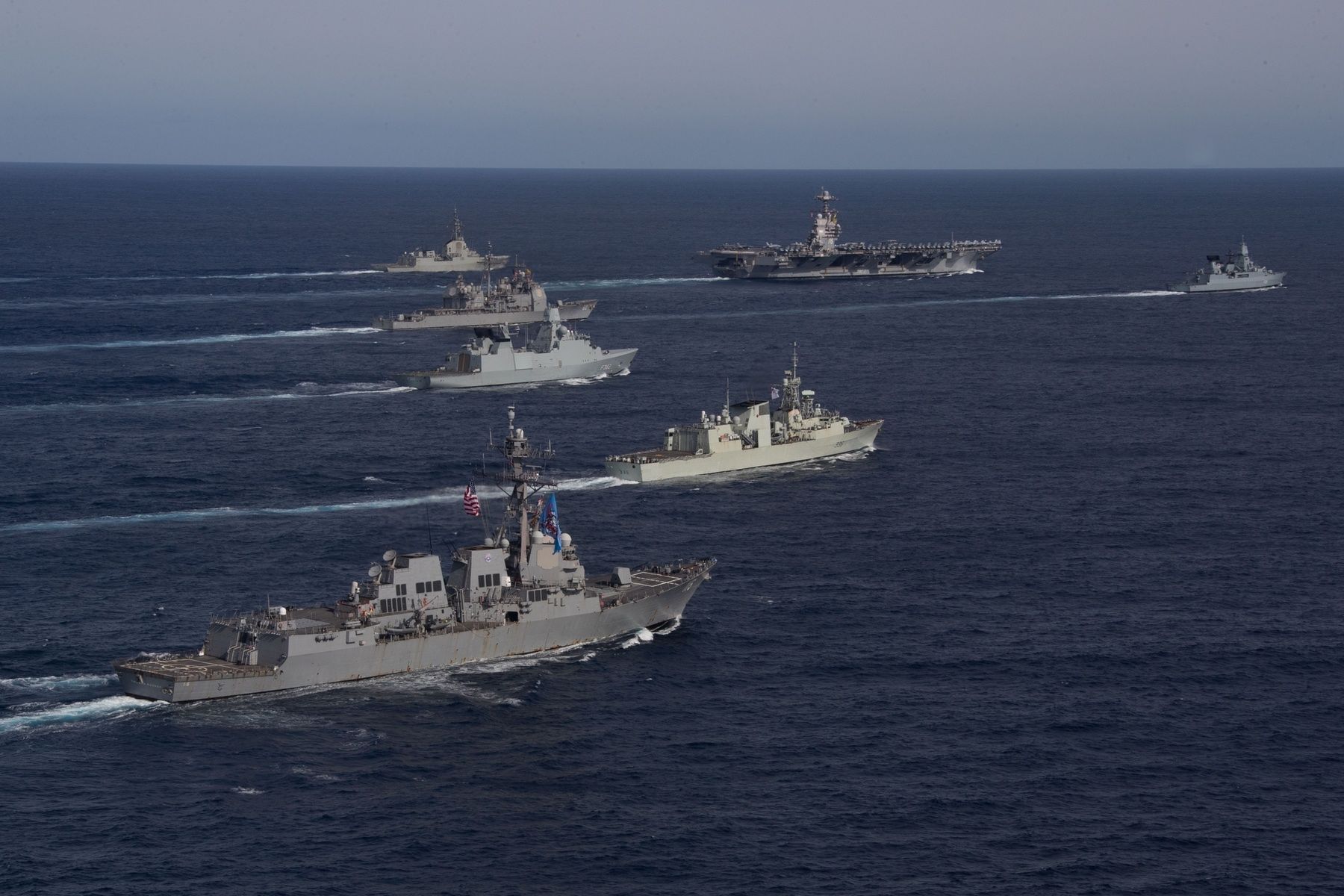 Fregata Hessen (pierwsza z prawej, przed lotniskowcem) w składzie eskorty amerykańskiego lotniskowca USS Gerald R. Ford