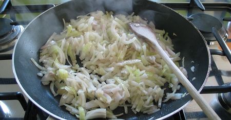 Przepis na smażoną cebulkę. Tajemniczy składnik zupełnie zmienia smak