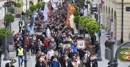 8 tys. ludzi wyszło na ulice. "Módlmy się za kapłanów"