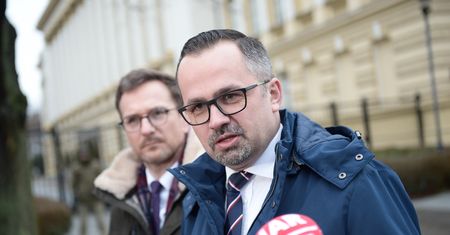 Posłowie PiS weszli do KPRM. "Ekspertyz nie ma"