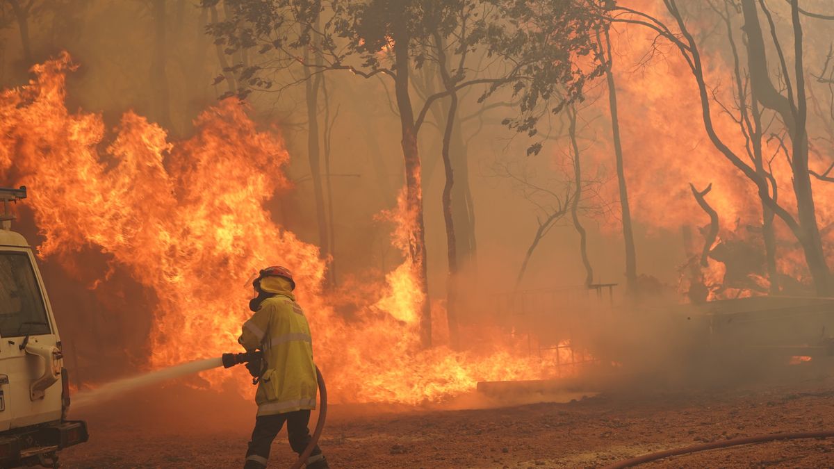 W sezonie letnim Australia regularnie zmaga się z pożarami