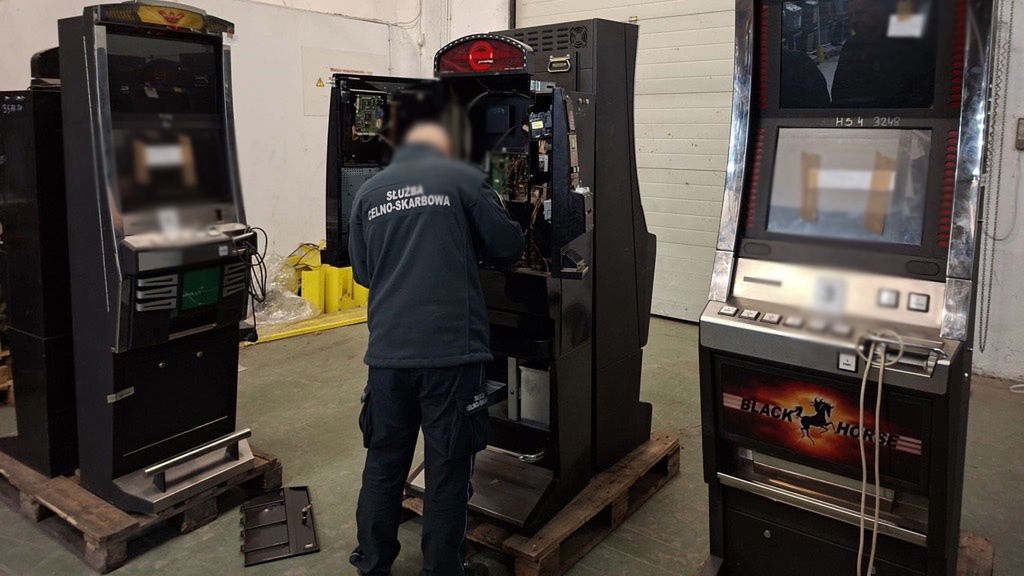 Gang atakował lokale z automatami. Skuteczna akcja KAS i policji