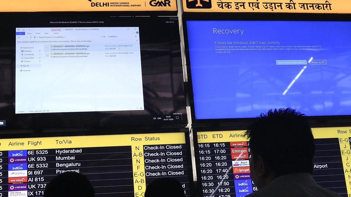 Indian workers try to repair a malfunctioning information screen at the Delhi International Airport in New Delhi, India, 19 July 2024. Some of the services at the Delhi Airport were temporarily impacted due to the global IT outage, the airport said in a statement. Companies and institutions around the world have been affected on 19 July by a major computer outage in systems running Microsoft Windows linked to a faulty Crowdstrike cyber-security software update. According to CrowdStrike's CEO, the issue has been identified, isolated and a fix has been deployed. EPA/RAJAT GUPTA Dostawca: PAP/EPA.