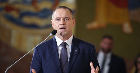 Nawrocki powinien podpisać ustawę o statusie osoby najbliższej? Sondaż