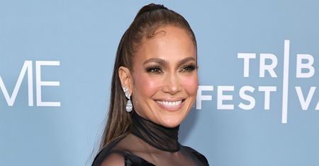 Zjawiskowa Jennifer Lopez. Kreacja z przezroczystościami odsłoniła sporo ciała
