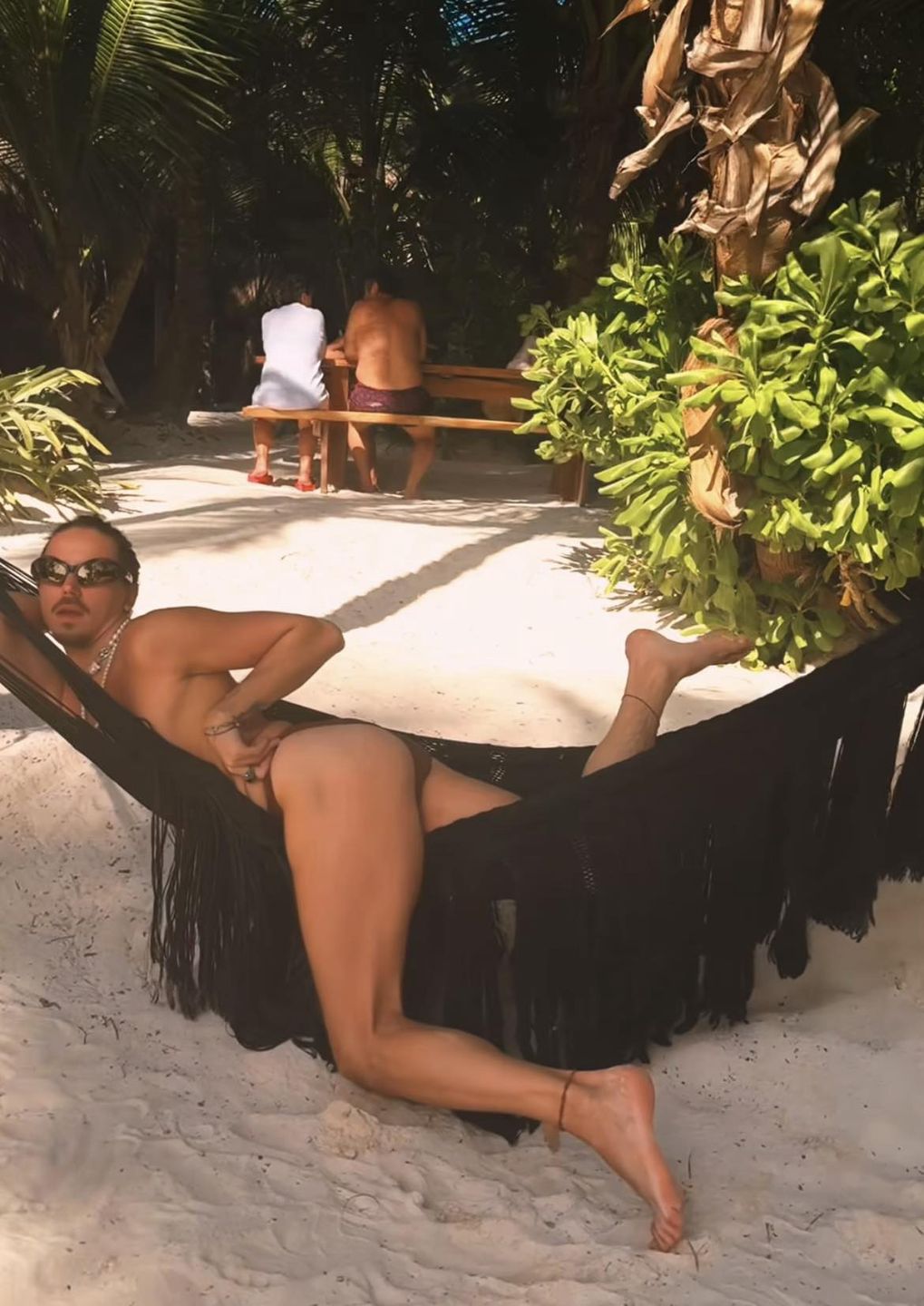 Michał Szpak wygina się na hamaku podczas rajskich wakacji