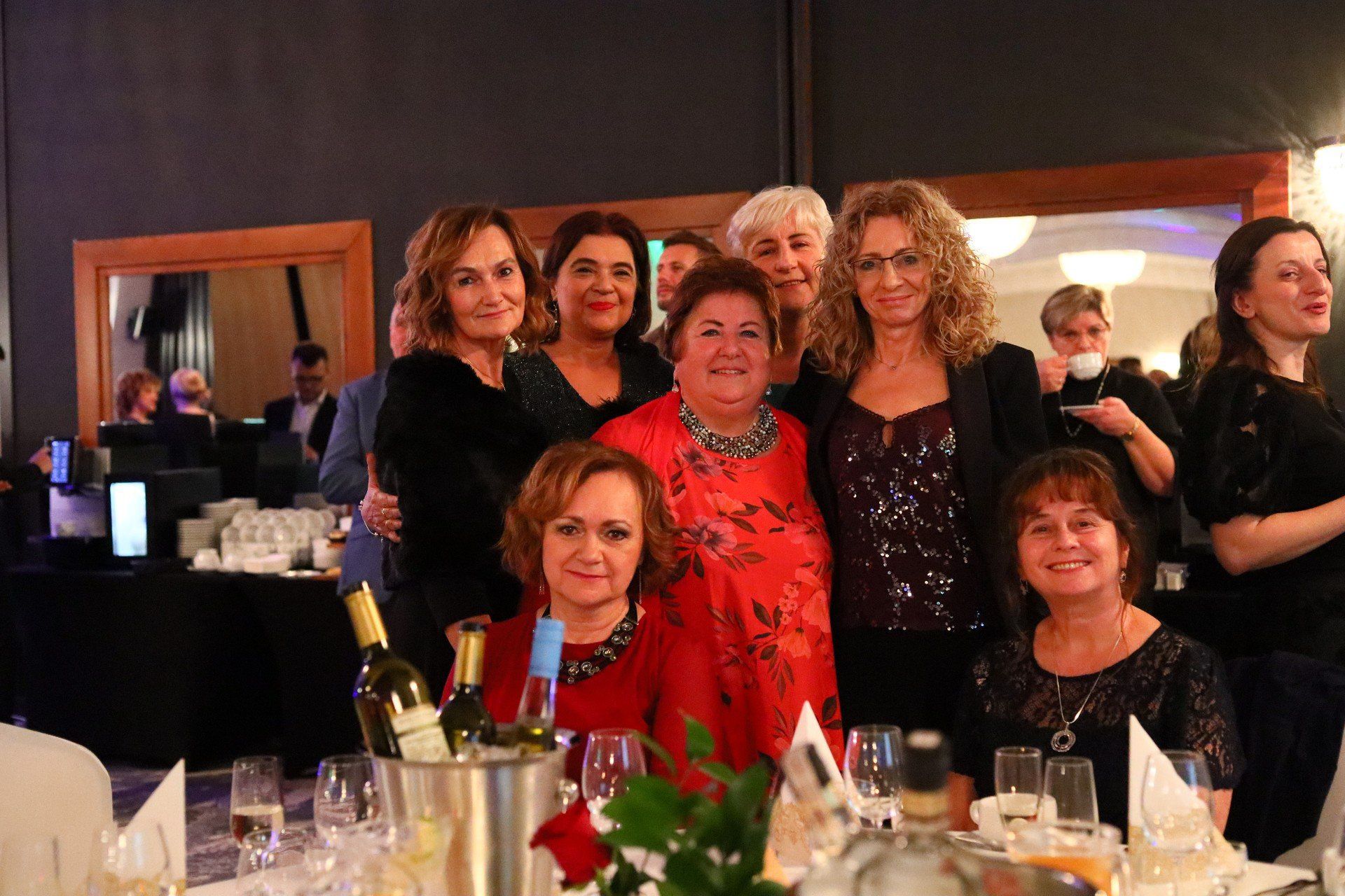 Uczestnicy balu gromadzili się przy stołach i wspólnie wspominali szkolne wydarzenia sprzed lat