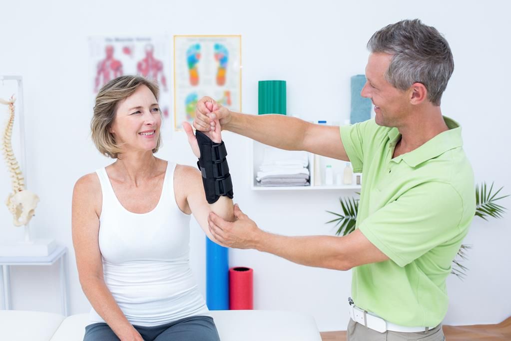 Ból nadgarstka spowodowany zespołem cieśni nadgarstka, często dotyka osoby, które pracują przy komputerze.