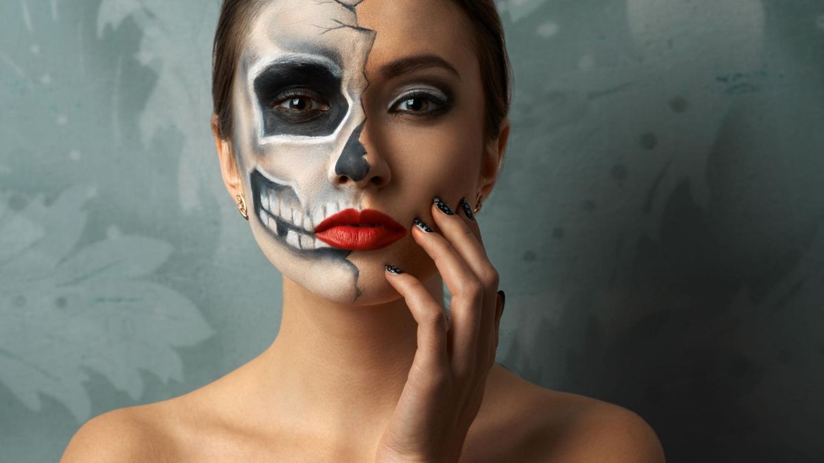 Makijaż na halloween już może stanowić nasze przebranie. Wówczas sam kostium nie jest już tak istotny.