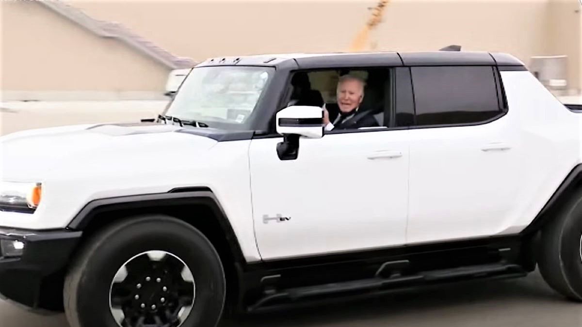 Biden przetestował elektrycznego Hummera 