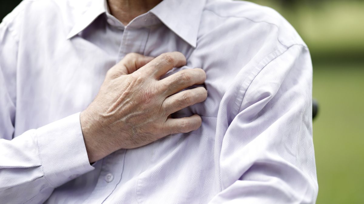Senior man with chest pain
RUNSTUDIO