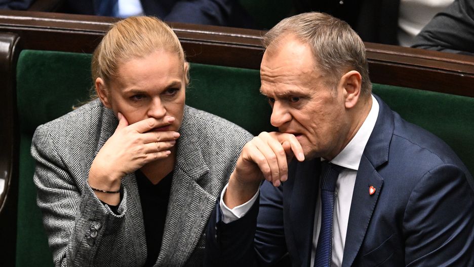 Warszawa, 06.12.2023. Przewodniczący PO Donald Tusk (P) i posłanka KO Barbara Nowacka (L) na sali obrad Sejmu w Warszawie, 6 bm. Posłowie zajmą się m.in. projektami ustaw ws. zamrożenia cen energii (sko) PAP/Radek Pietruszka