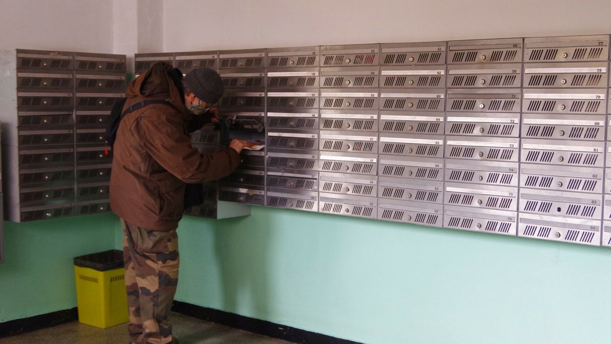 Stock MaBa
PHOTO: ZOFIA I MAREK BAZAK / EAST NEWS   Warszawa, N/Z Zbiorcze skrzynki pocztowe na listy w bloku mieszkalnym - wyjmowanie korespondencji
ZOFIA BAZAK