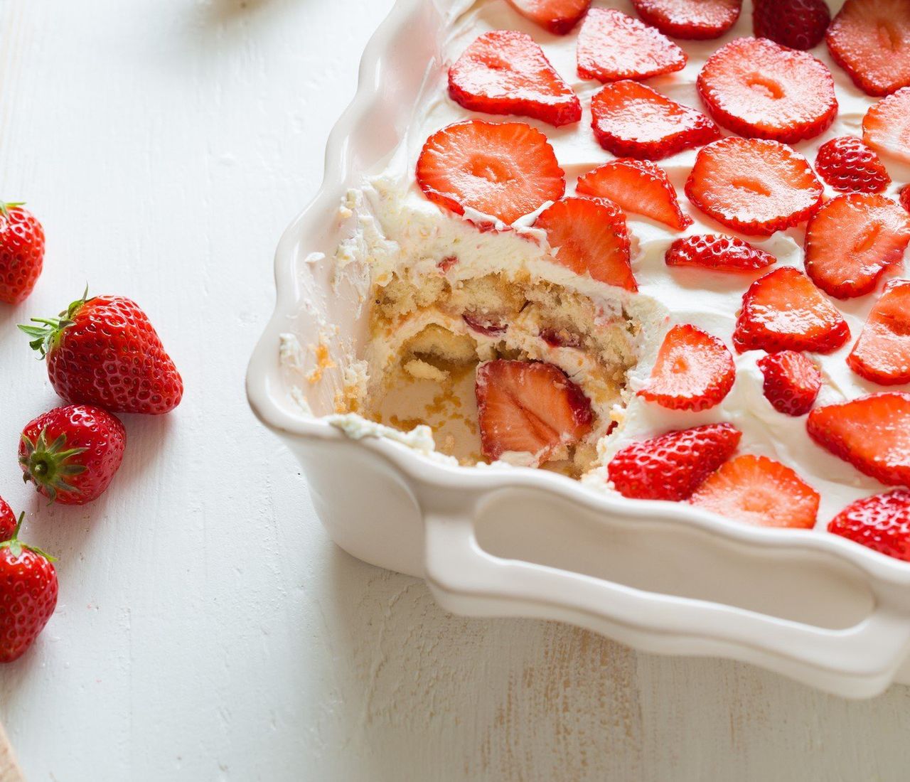 Zachwycające tiramisu truskawkowe. Boski deser z mascarpone i truskawkami
