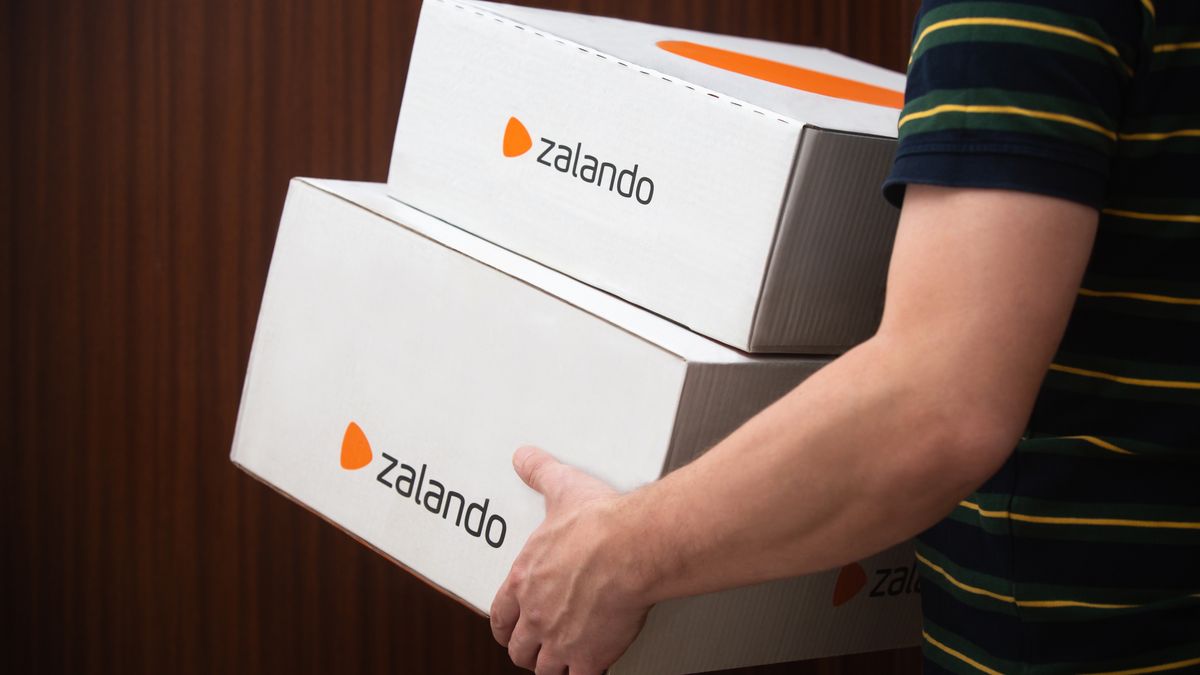 Marcin Kilarski
carry, man, customer, courier, send, zalando, apartment, box, brand, business, cardboard, commerce, company, concept, deliver, deliverer, delivery, door, ecommerce, editorial, german, germany, gift, hand, home, illustrative, internet, logo, mail, male, online, order, package, parcel, person, post, receive, recycle, recycled, retail, rocket internet, services, shipment, shipping, shop, shopper, startup, store, work