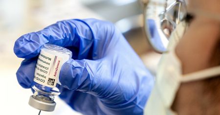 AstraZeneca zmniejsza dostawy do Polski. Co z harmonogramem szczepień?