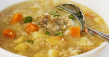 Na tym mięsie krupnik wychodzi sycący i aromatyczny. Mało kto go używa