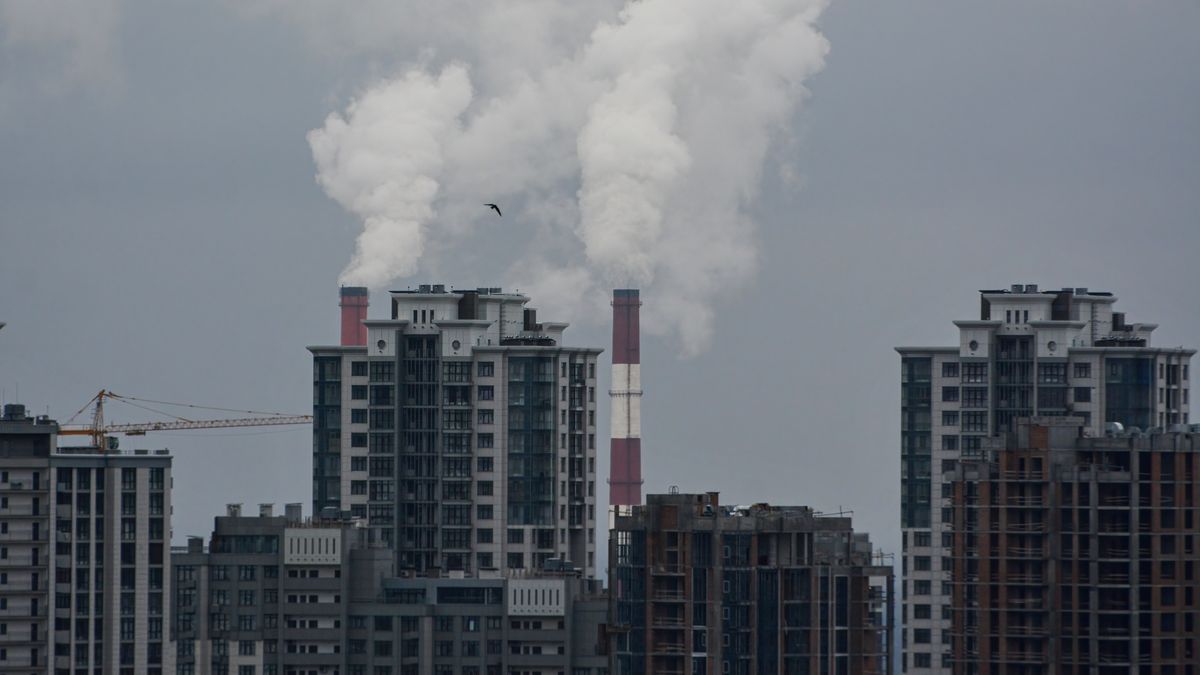 KYIV, UKRAINE - 2022/10/20: On the horizon of residential buildings, smoke can be seen from the chimneys of the operating CHP (Thermal and Electric Power Plant) in Kyiv in cloudy weather. In recent weeks, Russia has continued massive missile strikes on Ukraine's energy infrastructure. Massive Russian missile and drone attacks on Kyiv and energy infrastructure all over Ukraine are becoming a regular occurrence. One apparent aim of Russian attacks on energy and civilian infrastructure is to bully Ukraine's population into submission. (Photo by Aleksandr Gusev/SOPA Images/LightRocket via Getty Images)