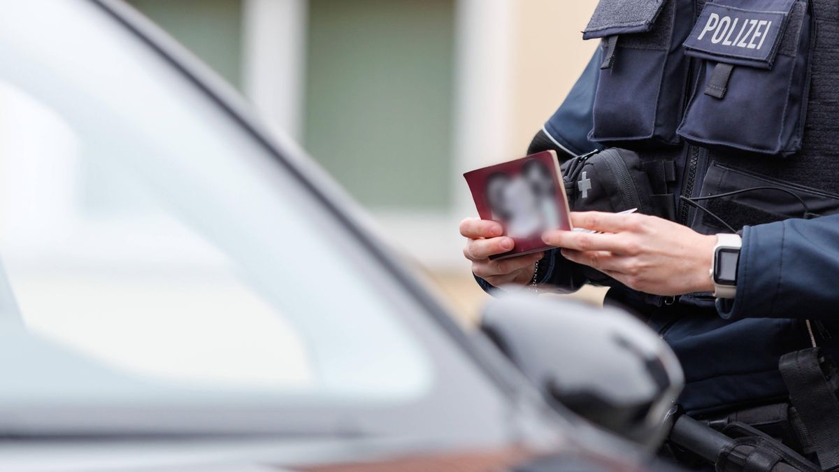Federal police controls German-Czech border
PRODUCTION - 18 October 2023, Bavaria, Furth im Wald: The German Federal Police controls entry traffic at the German-Czech border crossing Furth im Wald - Ceska Kubice. Following the concession of the Federal Minister of the Interior, the Federal Police has started stationary border controls at the border between Bavaria and the Czech Republic. Photo: Daniel Karmann/dpa - ATTENTION: Parts of the image have been pixelated for legal reasons 
Dostawca: PAP/DPA
Daniel Karmann
Refugees, bay, Bavaria, Upper Palatinate, Bavarian Forest, Immigration, Czechy, granica, kontrola, kontrole, migracja, nielegalna, Niemcy, Repuclika Czeska