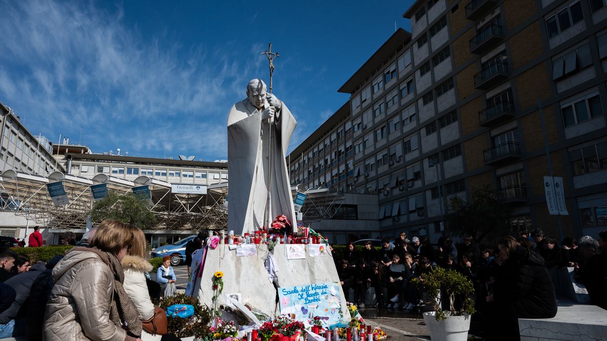 The Faithful pray outside Gemelli Hospital in Rome, Italy, on March 2, 2025. Pope Francis is hospitalized in Rome on February 14 with bronchitis and later develops pneumonia in both his lungs. (Photo by Massimo Valicchia/NurPhoto via Getty Images)
