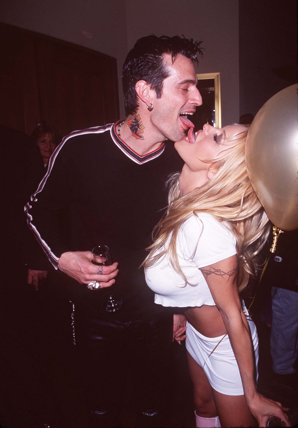 Lily James i Sebastian Stan jako Pamela Anderson i Tommy Lee