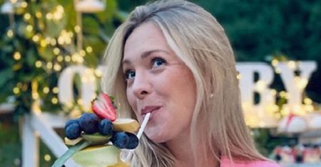 Barbara Kurdej-Szatan z imponującym BRZUSZKIEM sączy koktajle podczas BABY SHOWER (ZDJĘCIA)