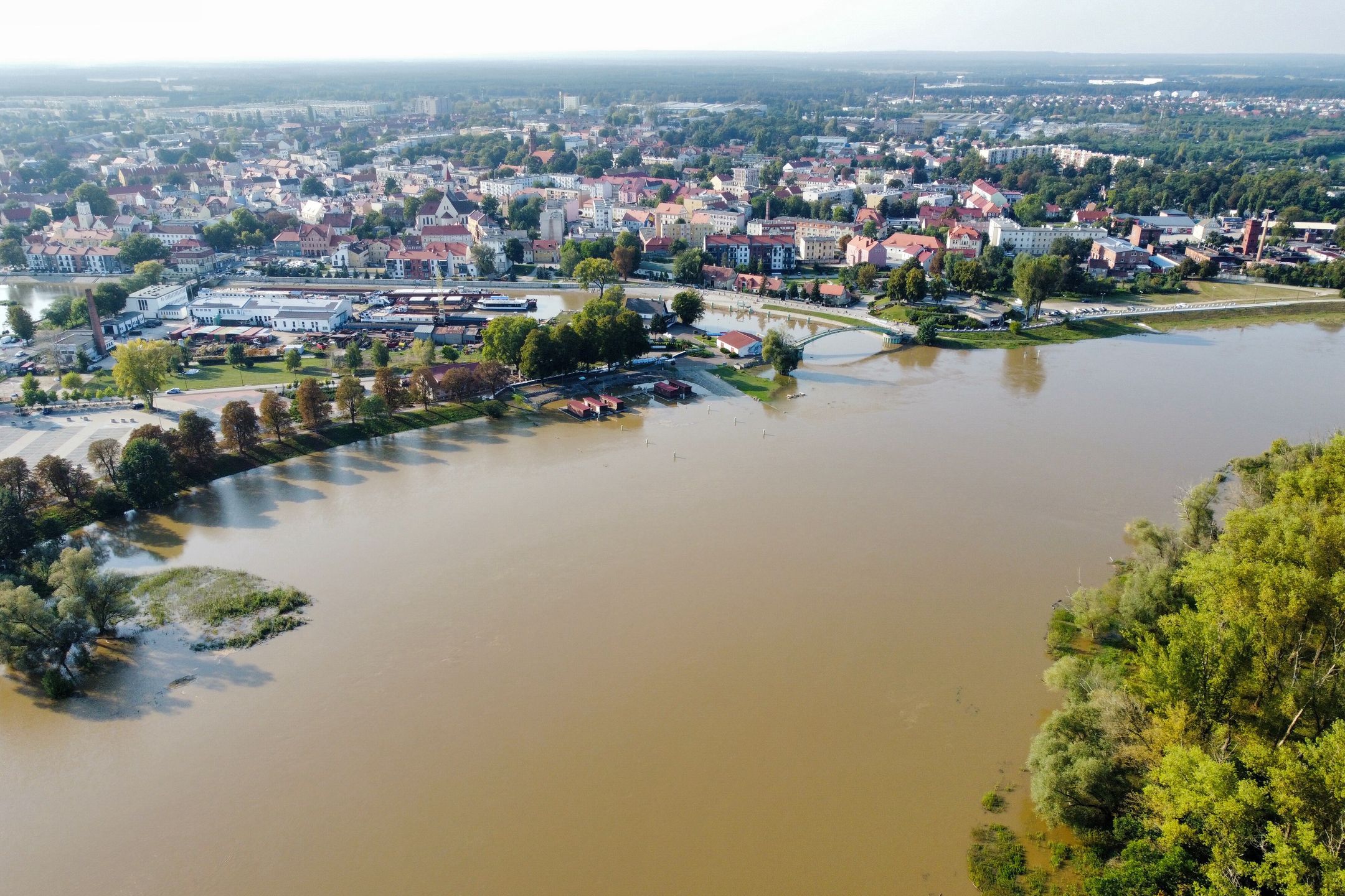 Nowa Sól, 19.09.2024. Dynamiczna sytuacja powodziowa. Na zdjęciu z drona rzeka Odra w miejscowości Nowa Sól, 19 bm. Nowa Sól szykuje się na przejście fali kulminacyjnej. (mr) PAP/Lech Muszyński