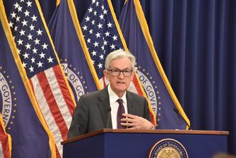 Szanse na obniżkę stóp procentowych przez FED maleją, rynki czekają na wystąpienie Powella