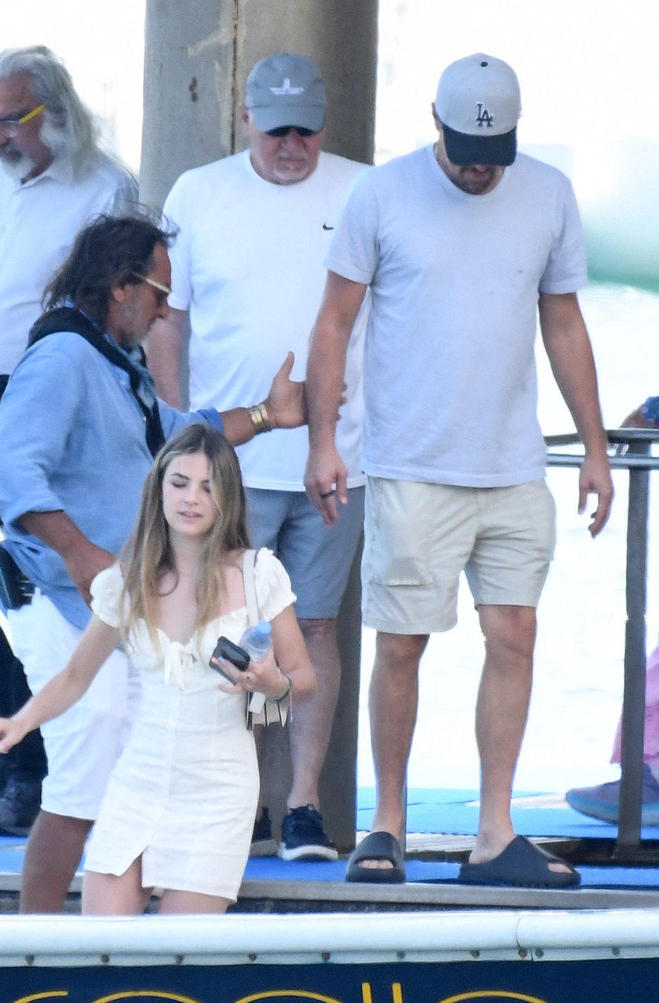 Leonardo DiCaprio z rodzicami i młodą pięknością