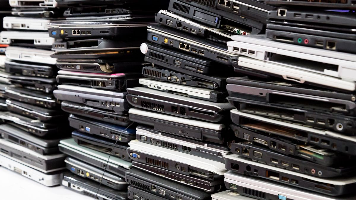 Komputer; komputery, stary sprzęt; laptop; laptopy; internet