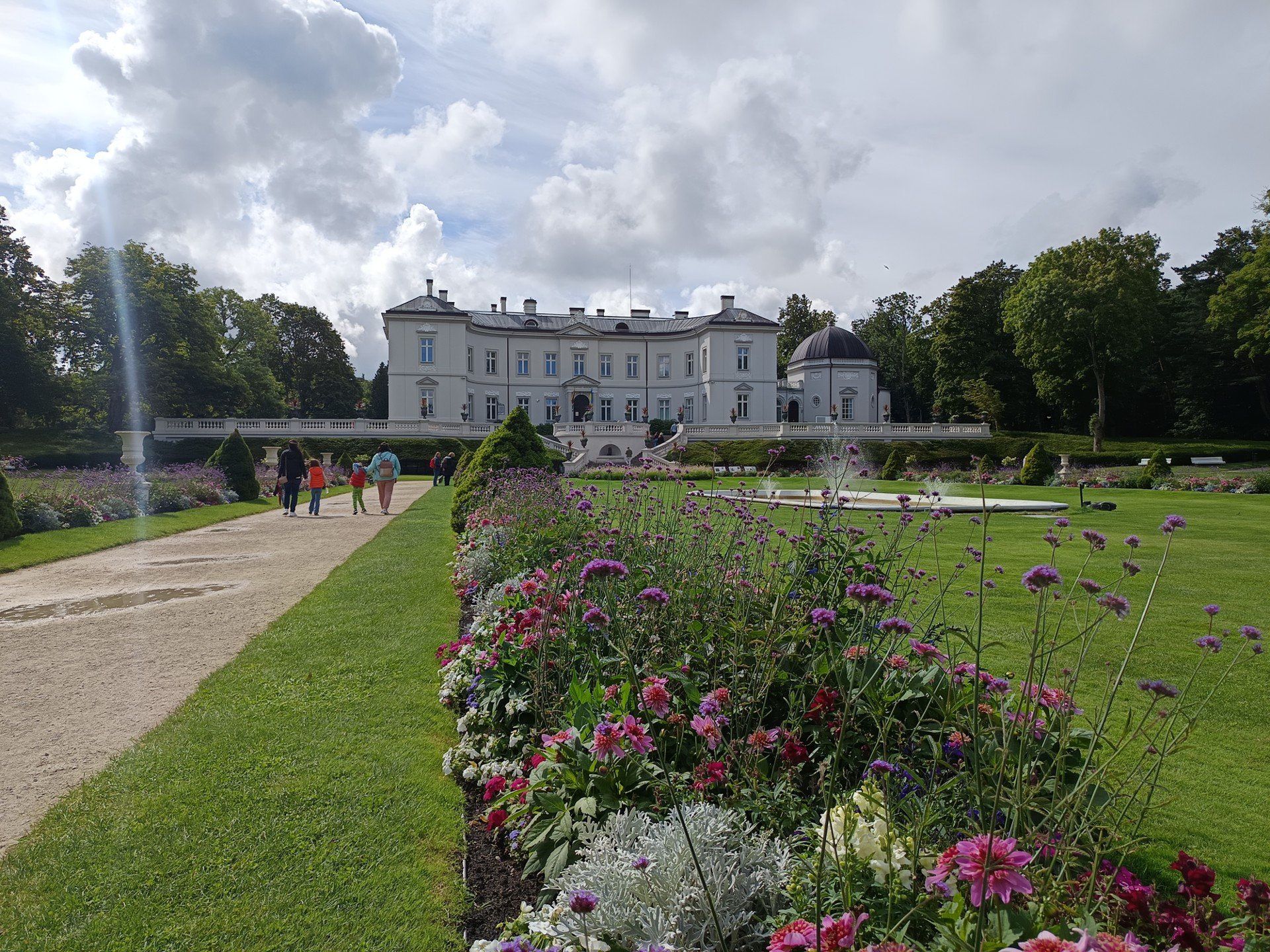 Pałac Tyszkiewiczów jest obecnie siedzibą Muzeum Bursztynu w Palandze.