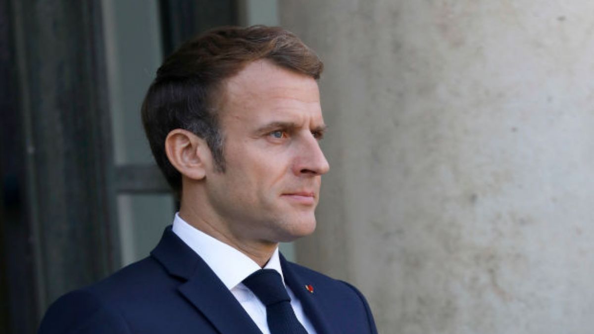 Prezydent Emmanuel Macron zmienił wygląd flagi Francji? 