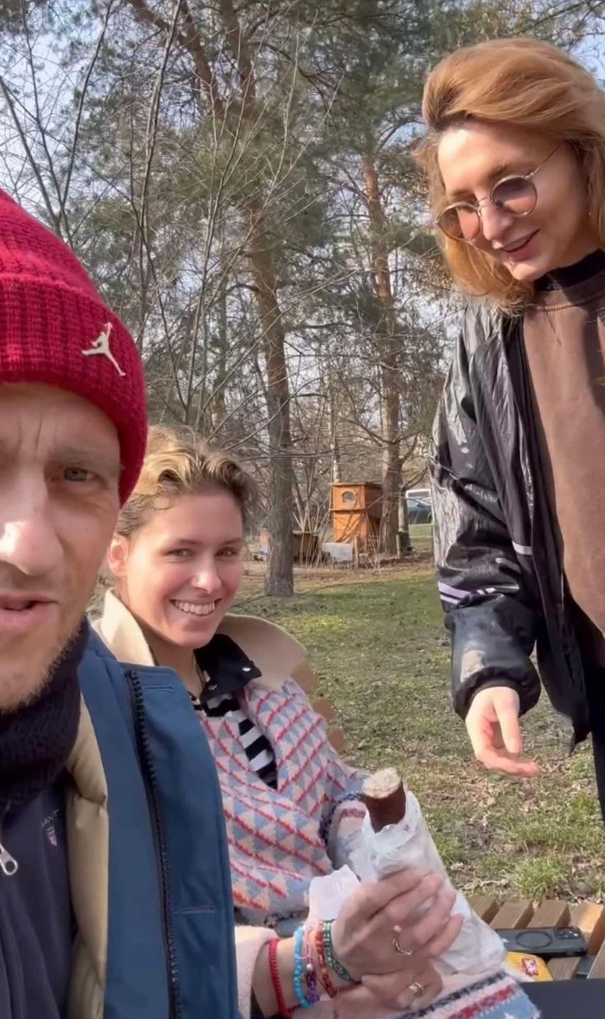 Tomasz Jakubiak nadaje z żoną z parku i studzi entuzjazm fanów