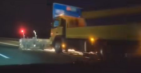 Ludzie patrzą na ten pług i nie wierzą. Nagranie z autostrady w Polsce