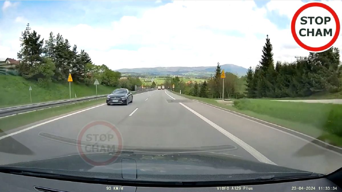 Kobieta nie zwracała uwagi na trąbiące na nią samochody