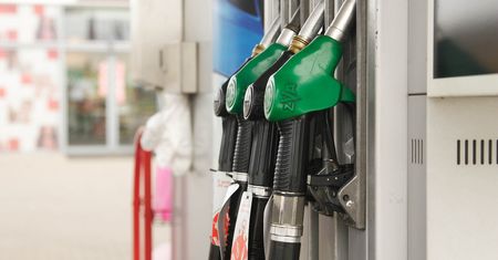 Ceny ropy idą w dół. Świat patrzy na relacje USA z Chinami i Rosją